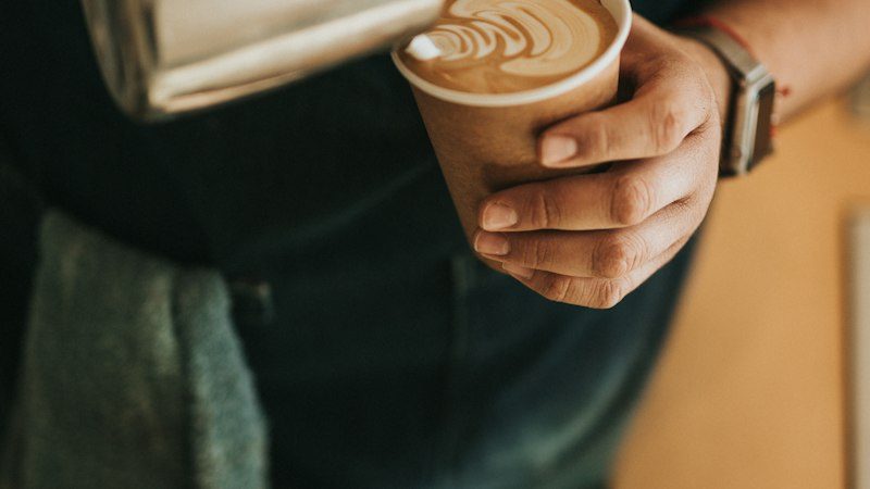 El Dr. Simi se pone el mandil de barista — café de 40 pesos contra la taza de cien