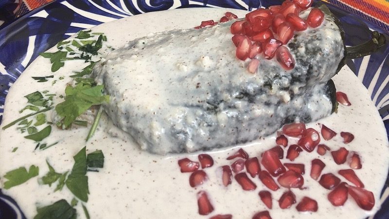 Chile en nogada 2026: MX$150 en el mercado, MX$650 en Polanco — y en tu cocina cuesta MX$64 la porción