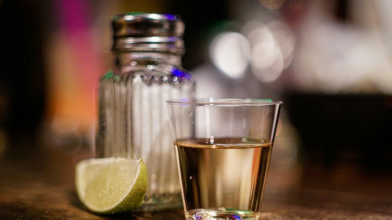 Un juez de Nueva York tumba la demanda del "100% agave" contra Casamigos y Don Julio — y la pregunta sigue en tu caballito
