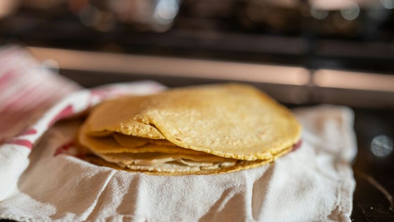 El maíz subió 400 pesos la tonelada — y a tu kilo de tortilla le tocan 28 centavos, no dos pesos