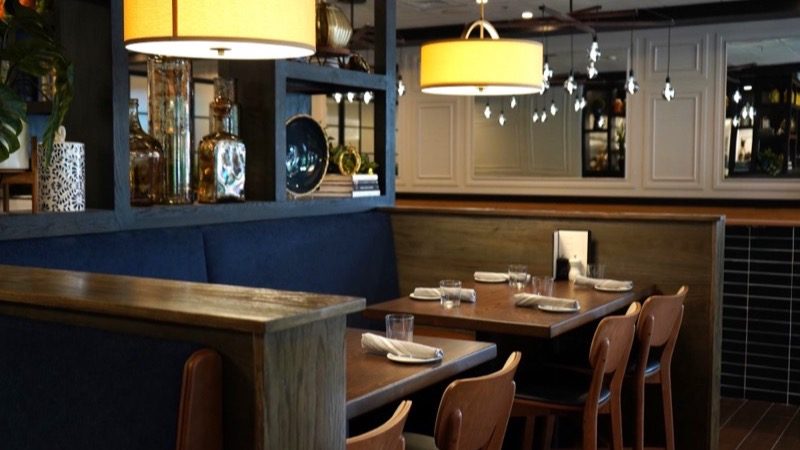Hay restaurantes vendiendo lo mismo que el año pasado con 30% menos gente — y tú lo estás notando en la mesa
