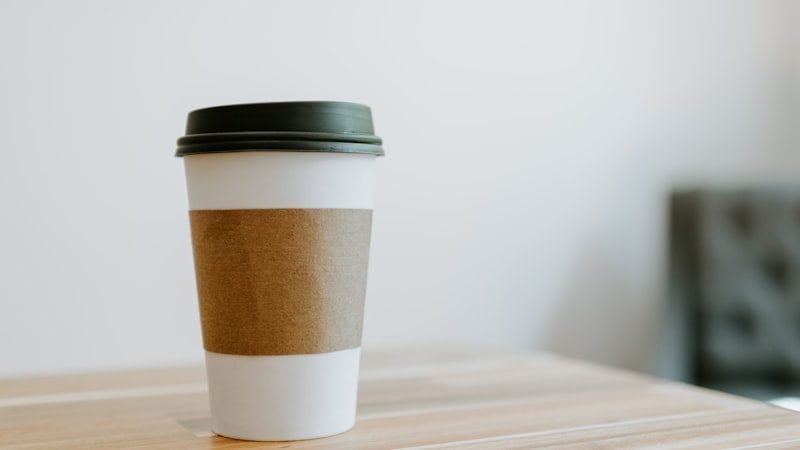 Oxxo le está ganando el café de la mañana a Starbucks — la sirena cae 2% y el súper de la esquina crece a doble dígito