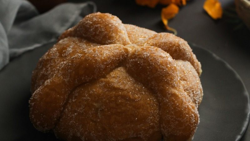 Pan de muerto de nueve pesos o de mil cuatrocientos ochenta — la temporada arrancó en agosto y ya nadie la detiene